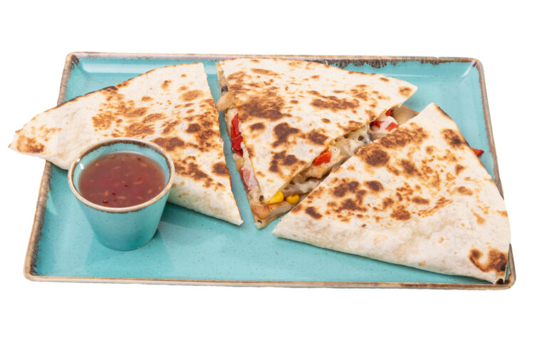 Quesadilla cu pui si legume