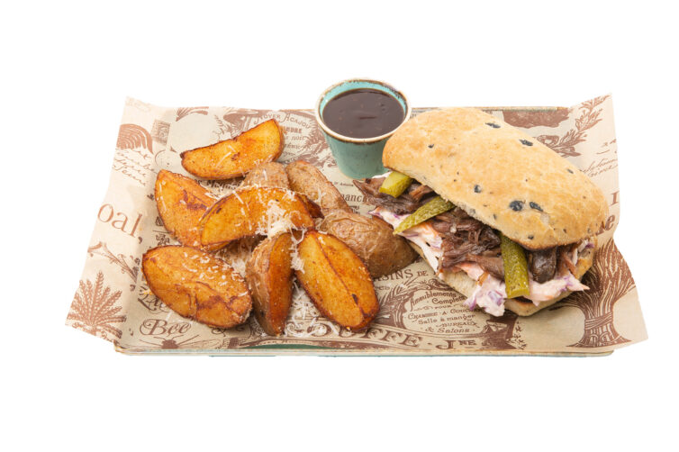 Pulled Duck Sandwich cu cartofi cu parmezan si sos bbq