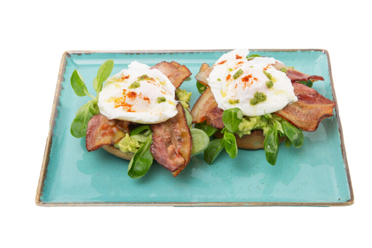 Oua Benedict cu piure de avocado