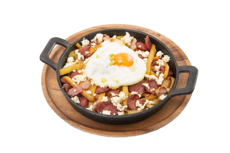 Cartofi prajiti cu bacon, carnaciori, ochiuri cu telemea