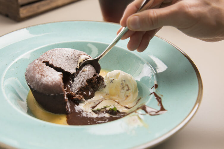 Lava Cake cu inghetata si sos de vanilie
